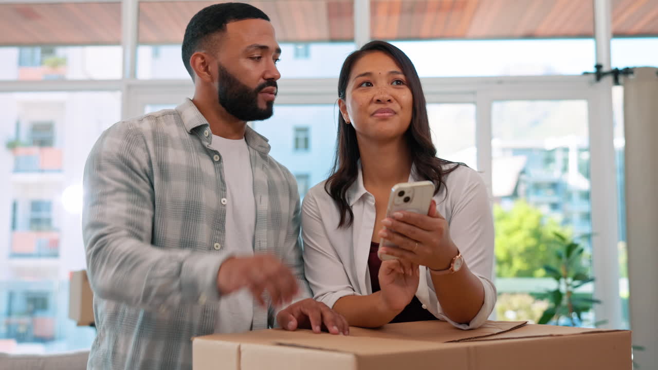 pareja, nueva casa y teléfono con punto