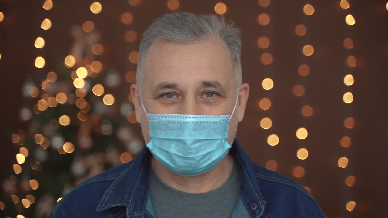 retrato de hombre maduro quitándose la máscara facial mirando a la cámara sonriendo