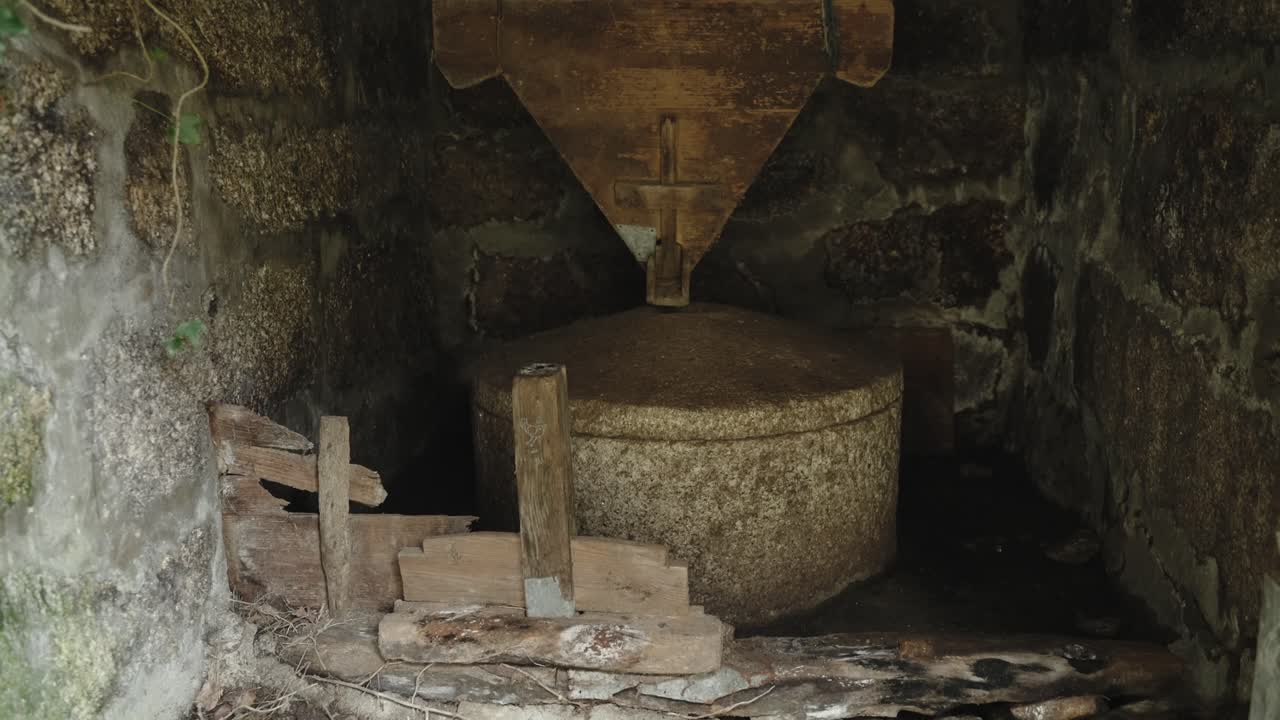 piedra de molino antigua en el molino de agua rústico, gerês, portugal