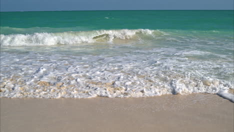 Frontaler-Blick-In-Zeitlupe-Auf-Das-Meer-Und-Die-Wellen,-Die-An-Einem-Sonnigen-Tag-Am-Strand-In-Cancun,-Mexiko,-Bremsen