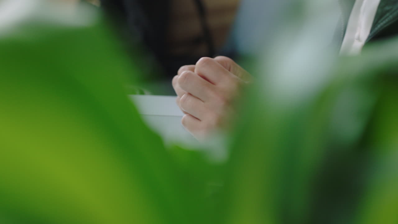 노트북 컴퓨터를 사용하는 비즈니스 여성 네트워크를 사용하는 전자 메일을 온라인으로 보내는 메시지를 타이핑하는 브레인 스토밍 모바일 pc에서 사무실에서 일하는 프로젝트 계획 클로즈업