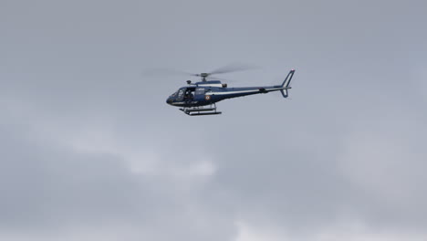 helicóptero azul en vuelo