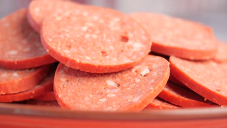 salchichas rojas en rodajas
