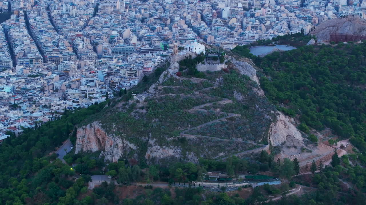 아테네에서 가장 높은 언덕을 향한 긴 공중 촬영