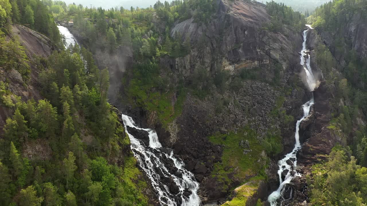 latefossen es una de las cascadas más visitadas de noruega y se encuentra cerca de skare y odda en la región de hordaland, noruega. consiste en dos arroyos separados que fluyen desde el lago lotevatnet.