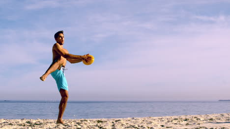 Mann-Springt,-Um-Einen-Frisbee-Zu-Fangen