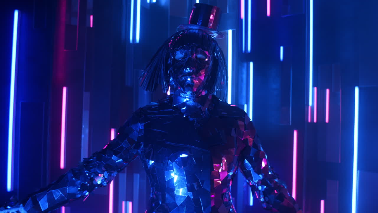 una mujer plateada gira bailando sobre un fondo de neón.