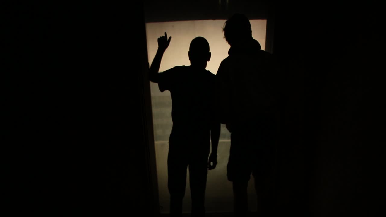 어두운 문에서 두 개의 실루