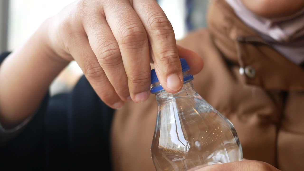 물 병 을 열고 있는 여자