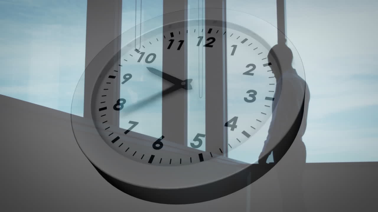 animación de reloj moviéndose sobre mujer de negocios caucásica hablando en teléfono inteligente en la oficina