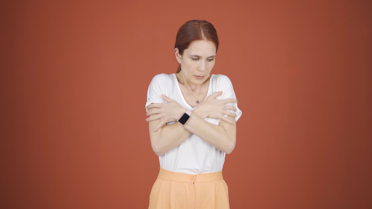 寒さに震える女性