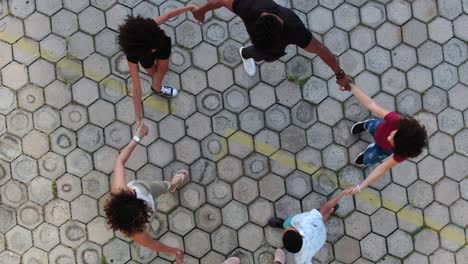 familia feliz tomándose de la mano en círculo uniendo la mano y el apoyo de la comunidad
