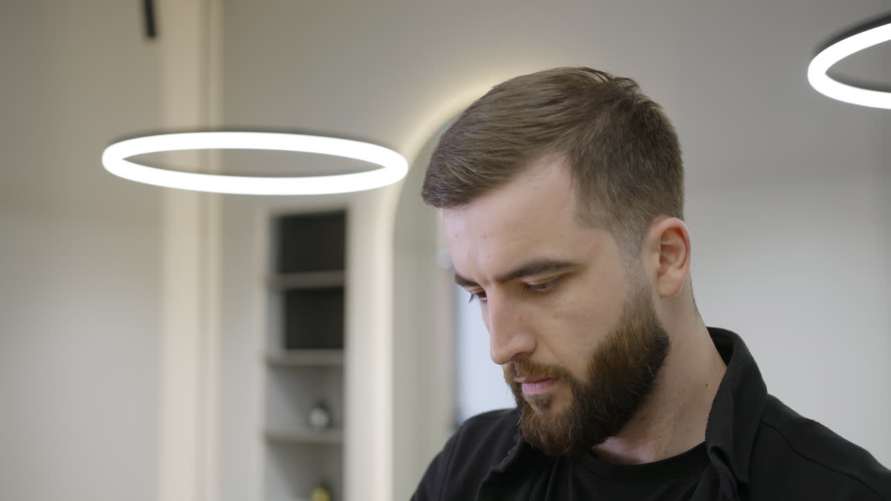 헤어 살롱에 있는 남자