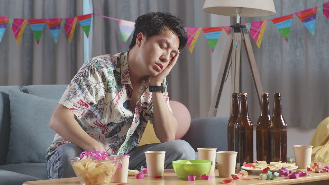 파티에서 스트레스를 받고 기분이 좋지 않은 사람