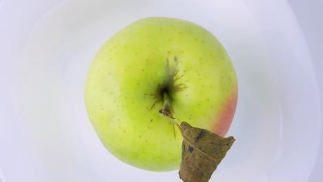 la manzana gira en círculo. video de comida.