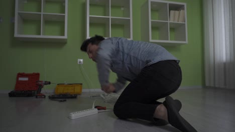 el hombre incompetente sin seguridad laboral fue electrocutado mientras reparaba las tomas en su casa.