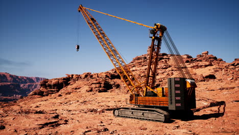 una grúa de construcción amarilla en un paisaje desértico