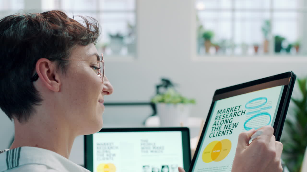 Iloinen nainen analysoi markkinatutkimustietoja digitaalisella tabletilla