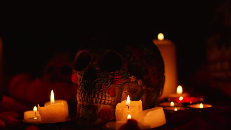 stilstand van versierde schedel omringd door kaarsen vieren mexicaanse feest van dia de muertos of dag van de doden 6