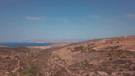 Wunderschöne-Luftdrohnenaufnahme-Der-Landschaft-Der-Insel-Leftkes-In-Griechenland,-Die-Den-Blick-Auf-Das-Meer-In-Der-Ferne-Freigibt