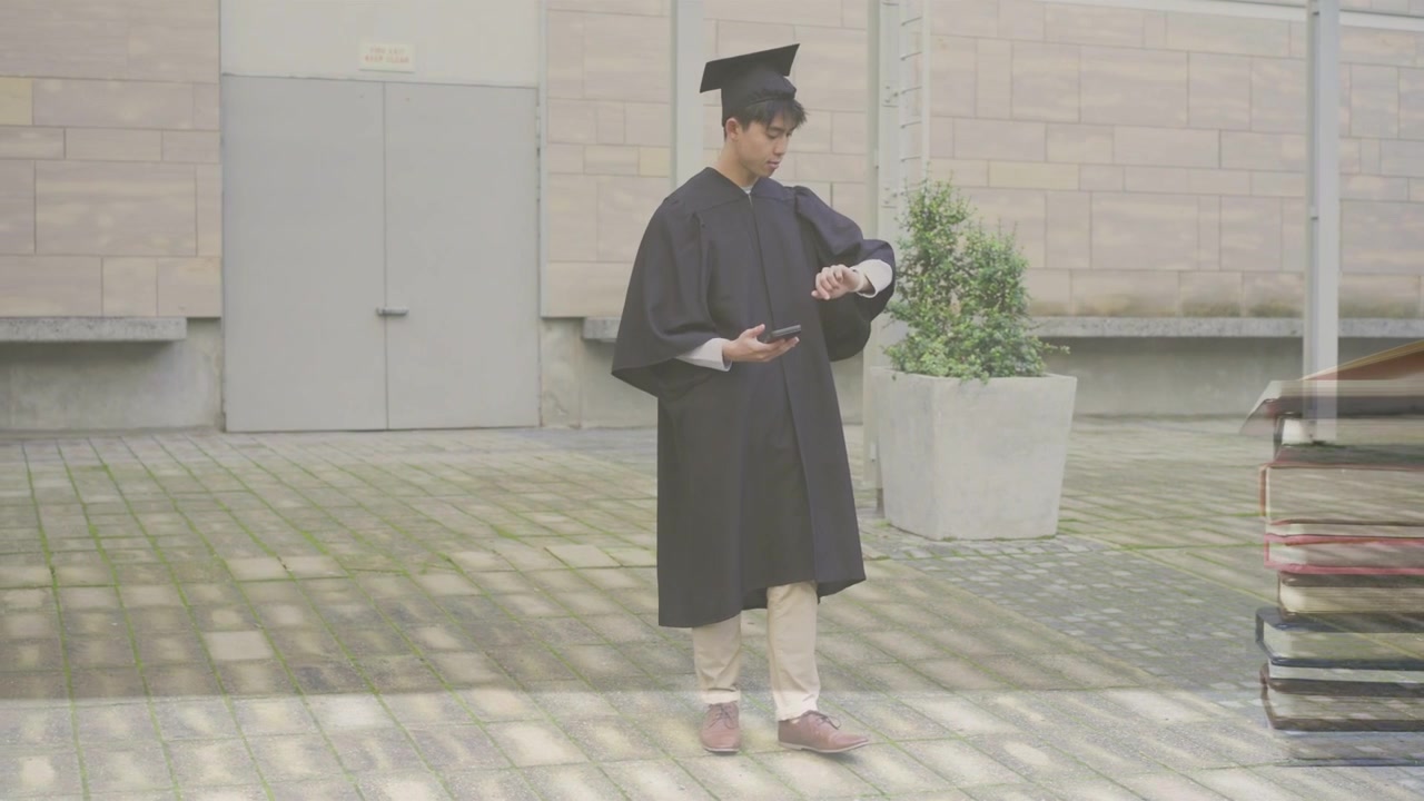 中庭で携帯電話を見て時計を確認する卒業生。その動作に連動して、卒業確定を示すアニメーションのスケジュールが表示される。