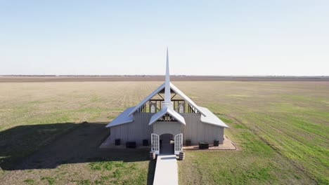 vista aérea de un avión no tripulado revelando la capilla de bodas 4k