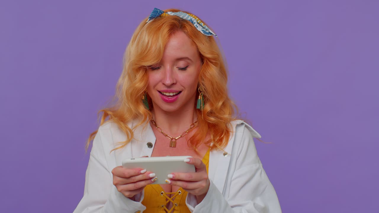 mujer adicta divertida y preocupada jugando con entusiasmo a videojuegos de carreras en su teléfono móvil