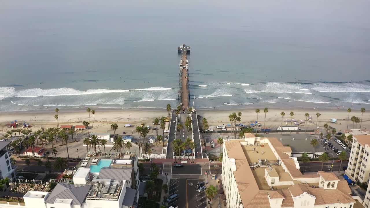 Vista drone del molo a Oceanside, California