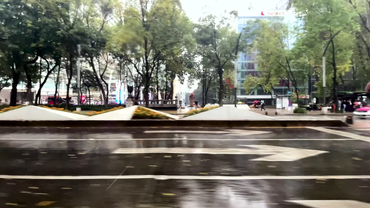 toma en cámara lenta de la avenida reforma en la ciudad de méxico dentro del transporte público durante las fuertes lluvias