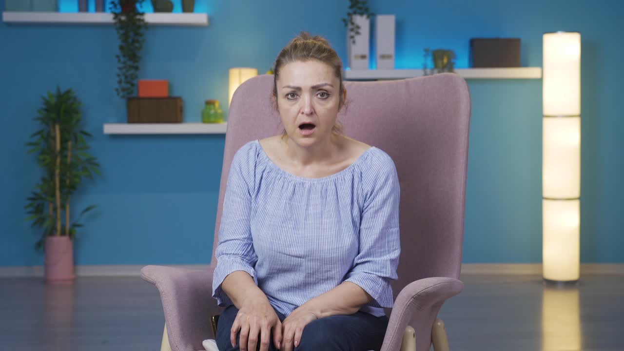 mujer mirando a la cámara confundida.