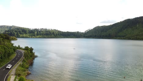 Lago-Azul,-Camino-Del-Bosque-De-Palmeras-Y-Turista-En-Paddle-Bord-4k-Drone-Disparado-En-Nueva-Zelanda