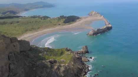 vista aérea de castle rock en castlepoint con faro en nueva zelanda