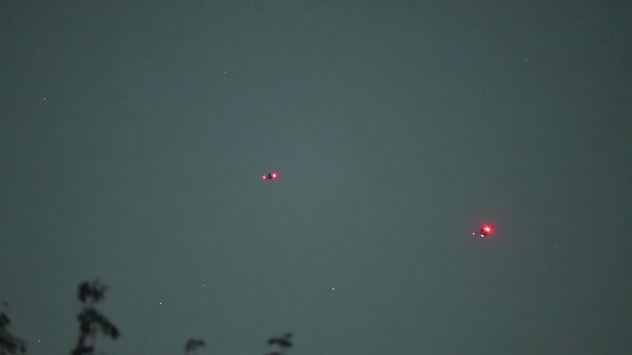 야간 수색 중인 경찰 드론 2대