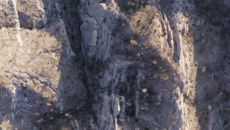 Vista-Desde-Arriba-De-La-Zona-De-La-Colina-Natural-De-Devils-Punchbowl-En-Estados-Unidos,-Vuelo-Con-Dron-En-Cámara-Lenta