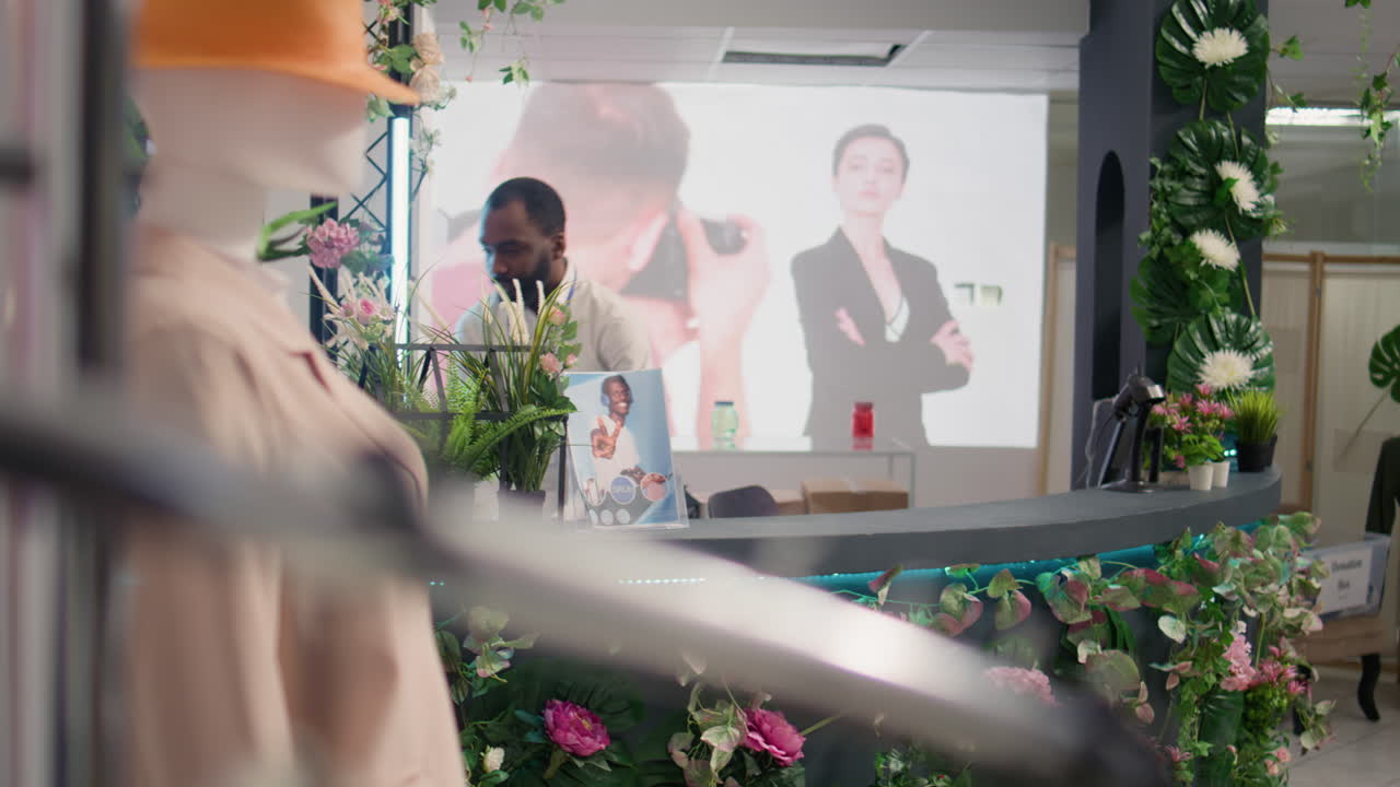 배달 주문을 받아들이는 직원