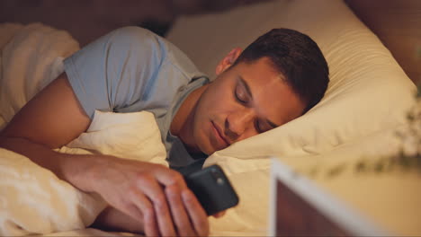 Insomnio,-Noche-Y-Hombre-Con-Un-Smartphone