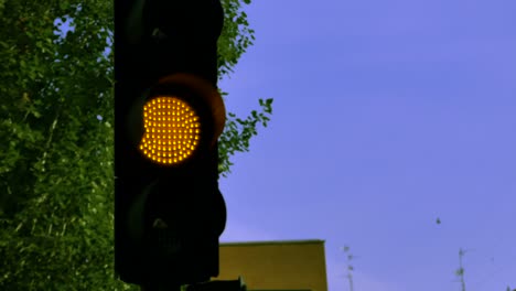 un semáforo verde que se vuelve rojo a través de la luz naranja