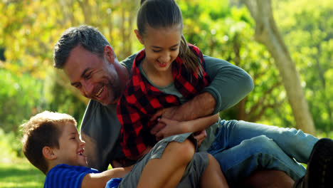 padre y niños disfrutando en el parque 4k