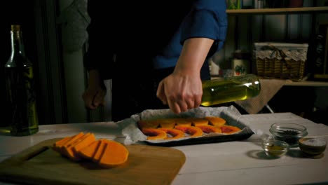 Chef-Cocinando-Plato-De-Calabaza.-Chef-Preparando-Verduras-Al-Horno.-Plato-Para-Hornear-Calabaza