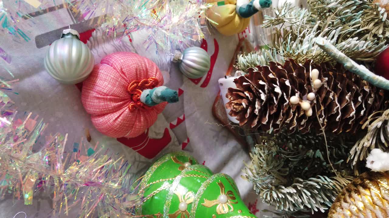 크리스마스 장식. 수직 비디오. 크리스마스 이브에 촬영.