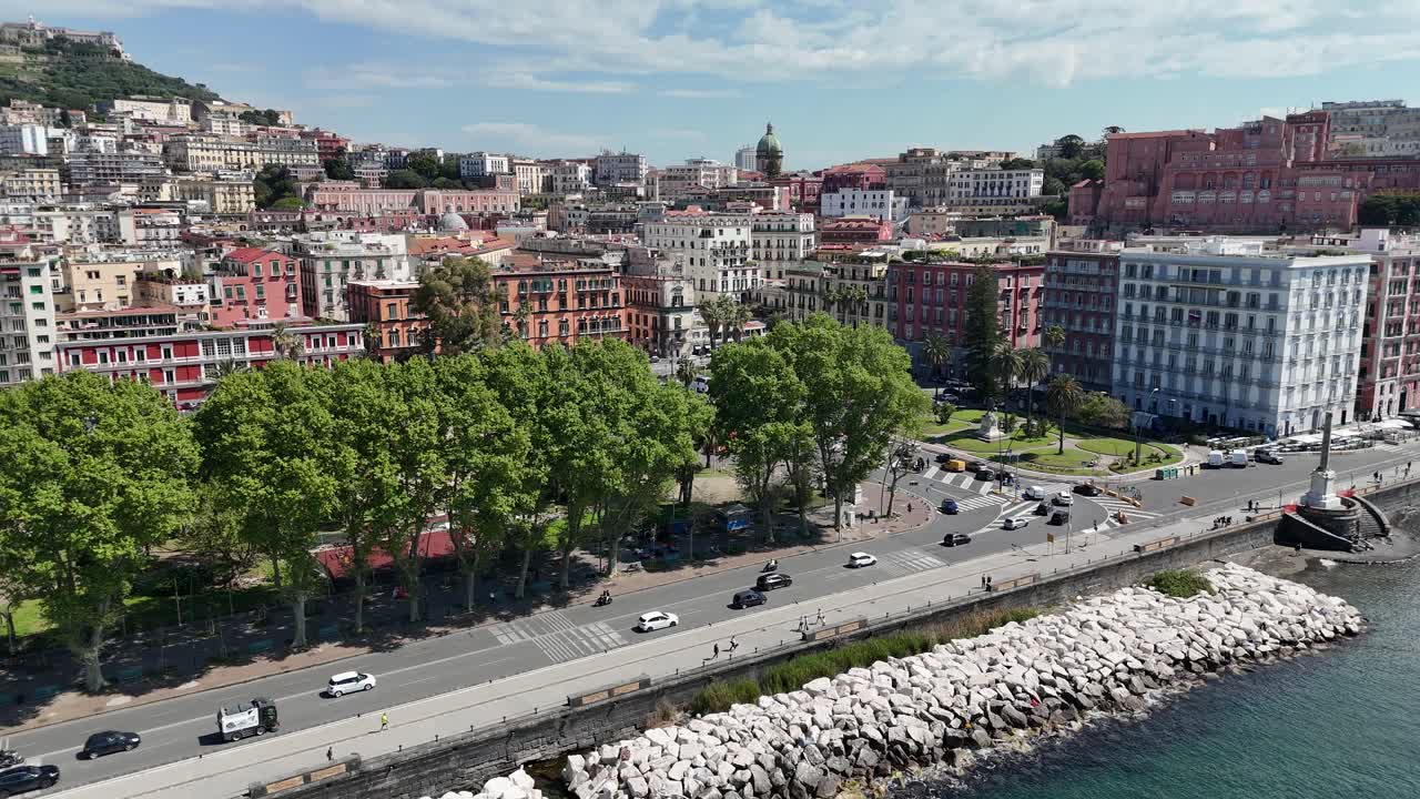 Riviera di Chiaia a Napoli in Campania, Italia. Scenario di edifici alti. Paesaggio urbano del centro. Riviera di Chiaia a Napoli in Campania, Italia. Skyline di Napoli. Vista aerea del quartiere. Skyline d'Italia.