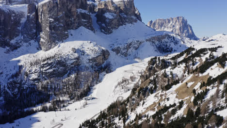 Vista-Aérea-De-Drones-De-Las-Pistas-De-Esquí-De-Invierno-De-Las-Montañas-Dolomitas-En-Passua,-Italia