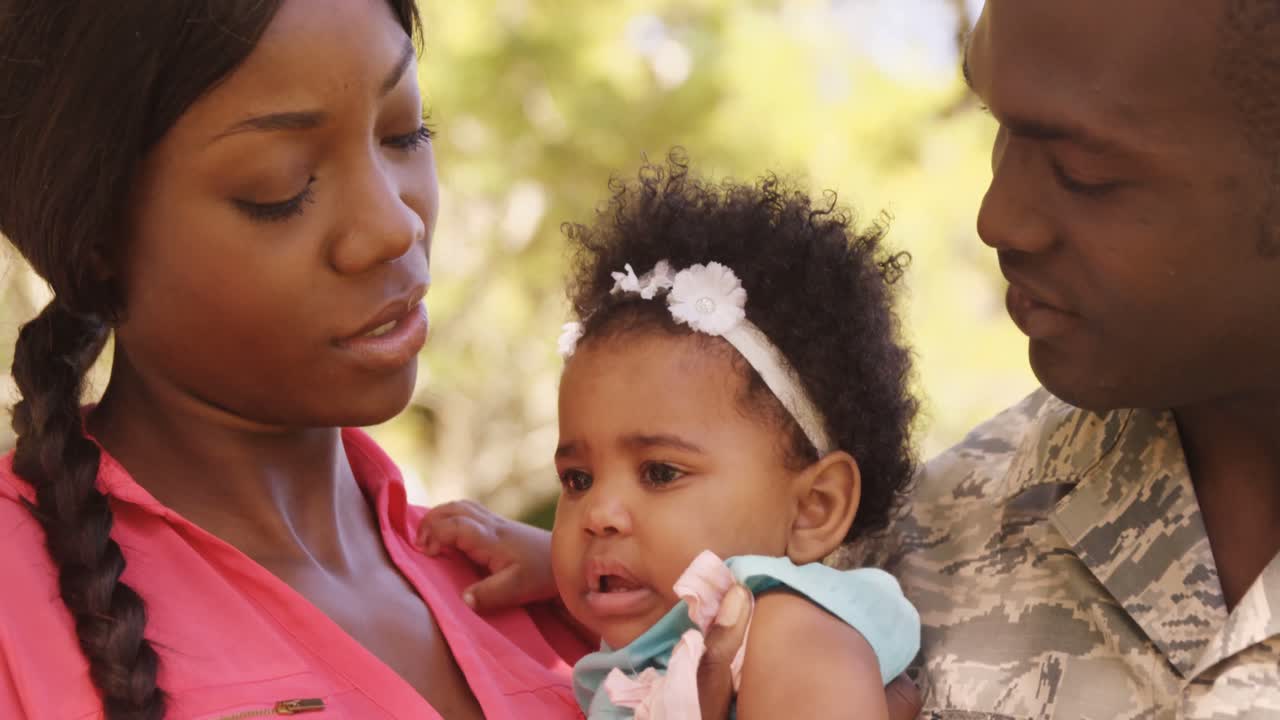 아내 와 아기 와 함께 있는 군인 의 초상화