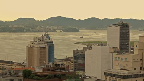 Copacabana-Stadtbild-Mit-Flugzeug,-Das-Vom-Flughafen-Startet,-Und-Guanabaras-Bucht-Im-Hintergrund,-Brasilien