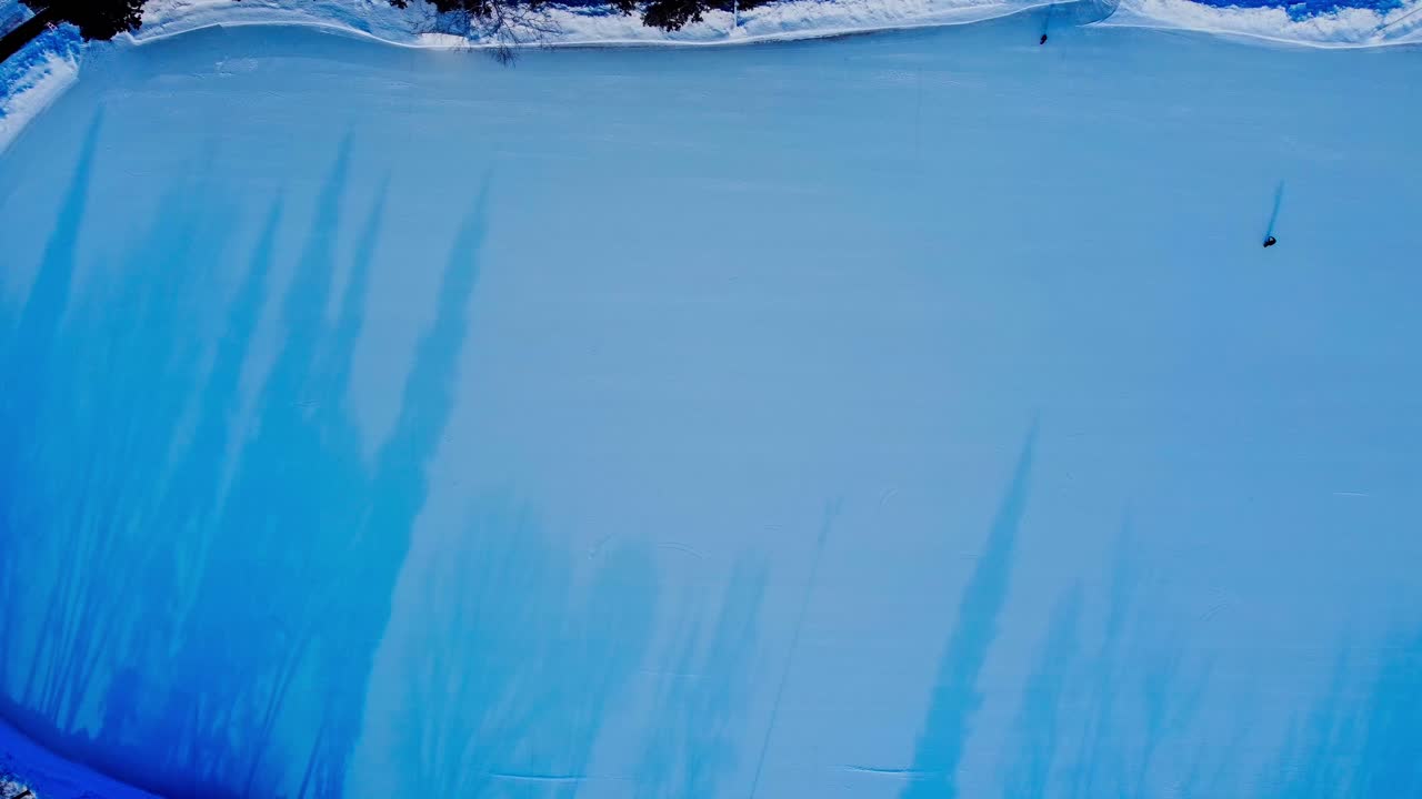 covid19 대유행 동안 인공 아이스링크에서 겨울에 스케이트를 타는 공중 일몰 비행 2명