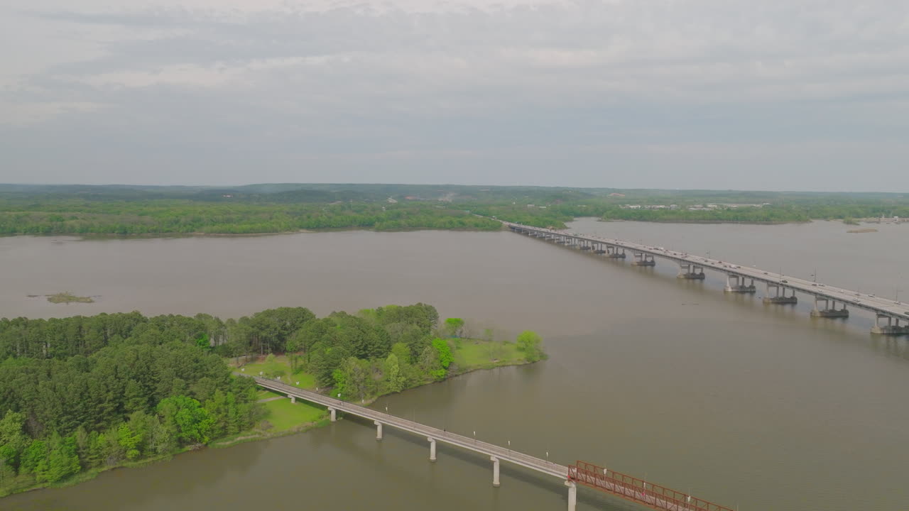 vista panorámica de dos ríos puente de parque y carretera puente de autopista sobre el río arkansas cerca de little rock, ee.uu.