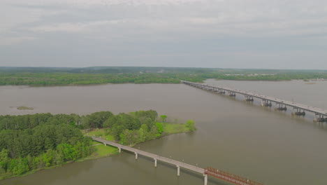 Malerische-Aussicht-Auf-Zwei-Flüsse-Parkbrücke-Und-Straßenautobahnbrücke-über-Den-Arkansas-River-In-Der-Nähe-Von-Little-Rock,-USA