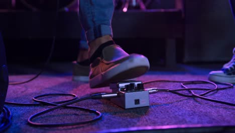 Musikerin-Bereitet-Ihre-Gitarre-Vor-Dem-Konzert-Vor