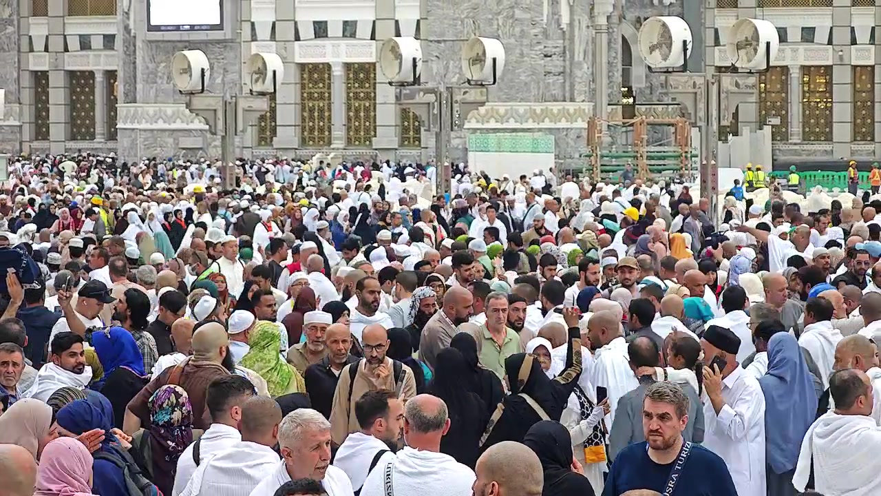 Folla di pellegrini alla Grande Moschea della Mecca