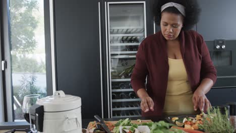 Afroamerikanische-Frau-In-Übergröße-Kocht-Abendessen-In-Der-Küche,-Unverändert,-Zeitlupe